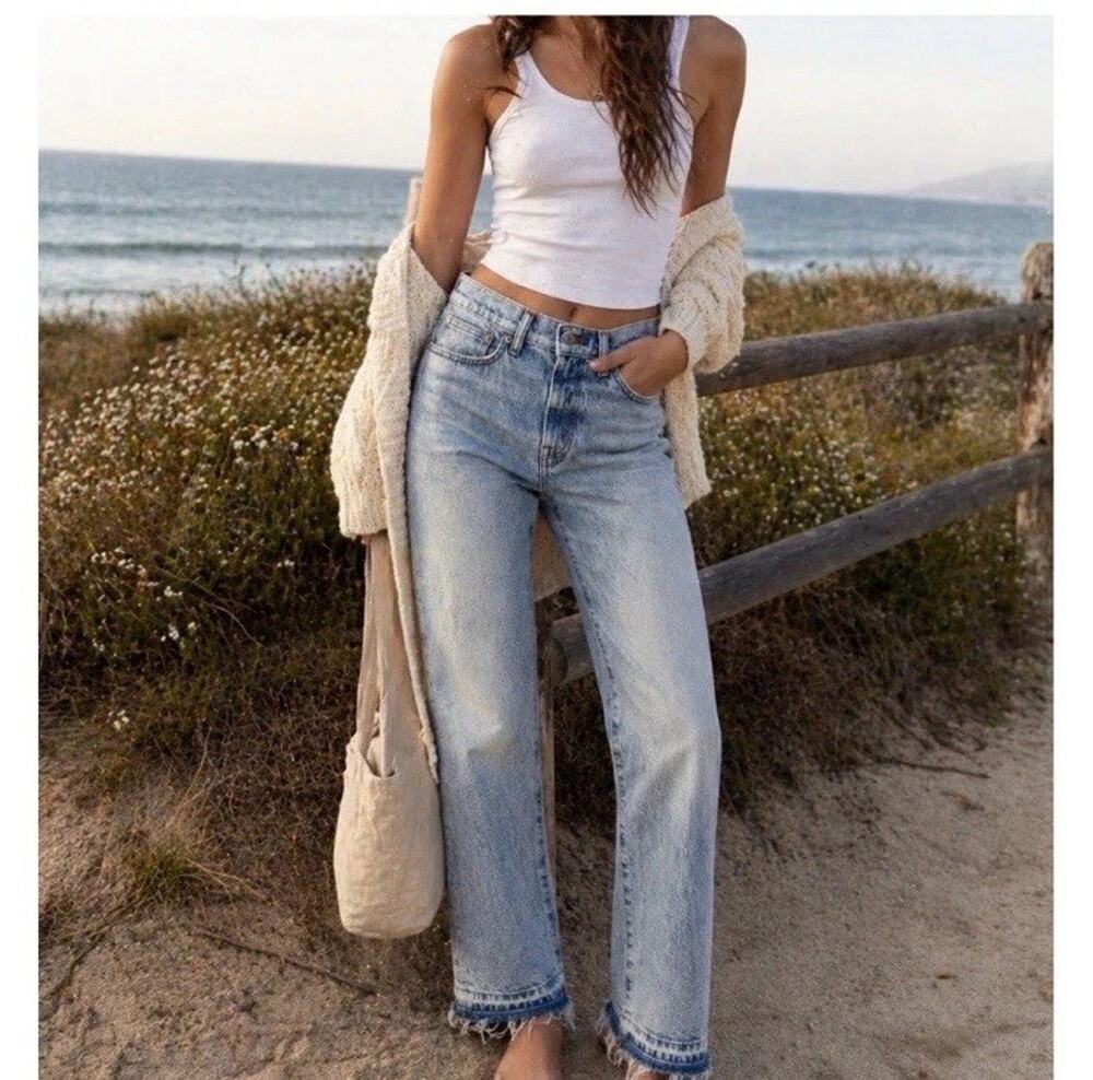 Madewell The Curvy Mid-Rise 90s Straight Jean Light Wash Size 30 DM7719 Raw Hem